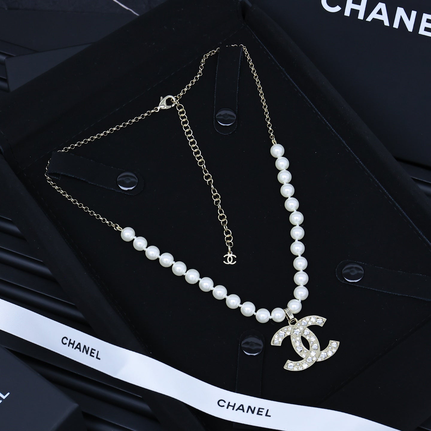 25P PEARL NECKLACE IN LIGHT GOLD STAR & HEART DOUBLE C PENDANT
