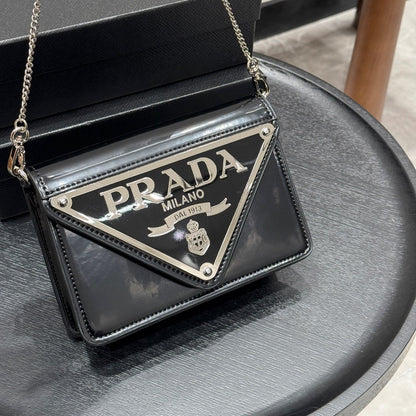 TRIANGLE LOGO WALLET ON CHAIN 19 IN BLACK SAFFIANO LEATHER