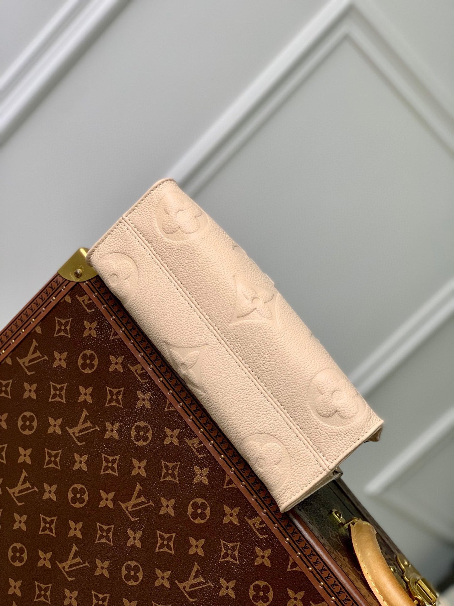 ONTHEGO EAST WEST BAG 25 IN BEIGE MONOGRAM EMBOSSED COWHIDE