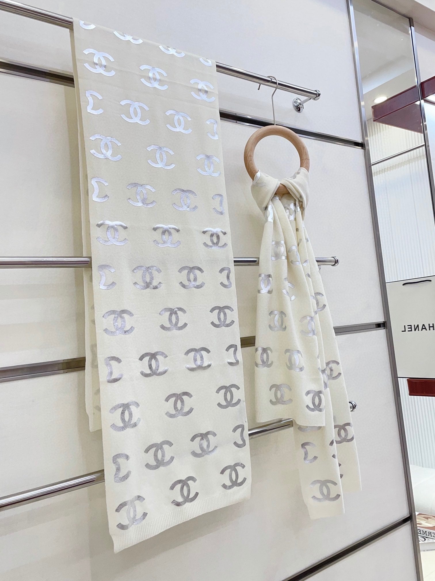 SCARF 190 CM IN WHITE CASHMERE WITH SILVER LOGO 401169