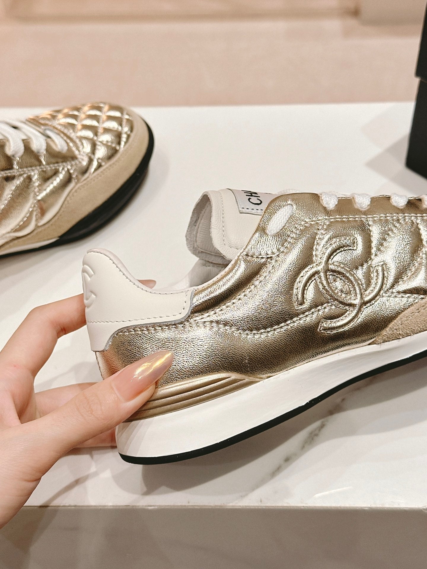 SNEAKERS IN GLOSSY GOLDEN LAMBSKIN