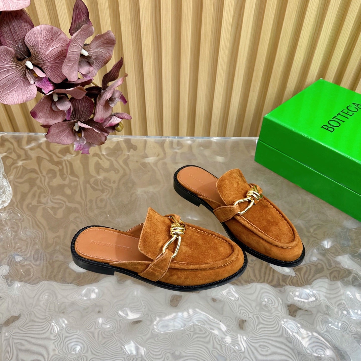 OPEN-BACK LOAFER REALISED IN CINNAMON BROWN SUEDE WITH SIGNATURE METALLIC KNOT DETAIL