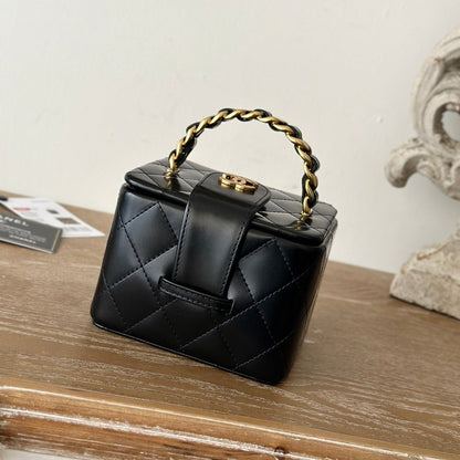MINI VINTAGE COSMETIC BAG 11 IN BLACK SHINY CALFSKIN GOLD HARDWARE