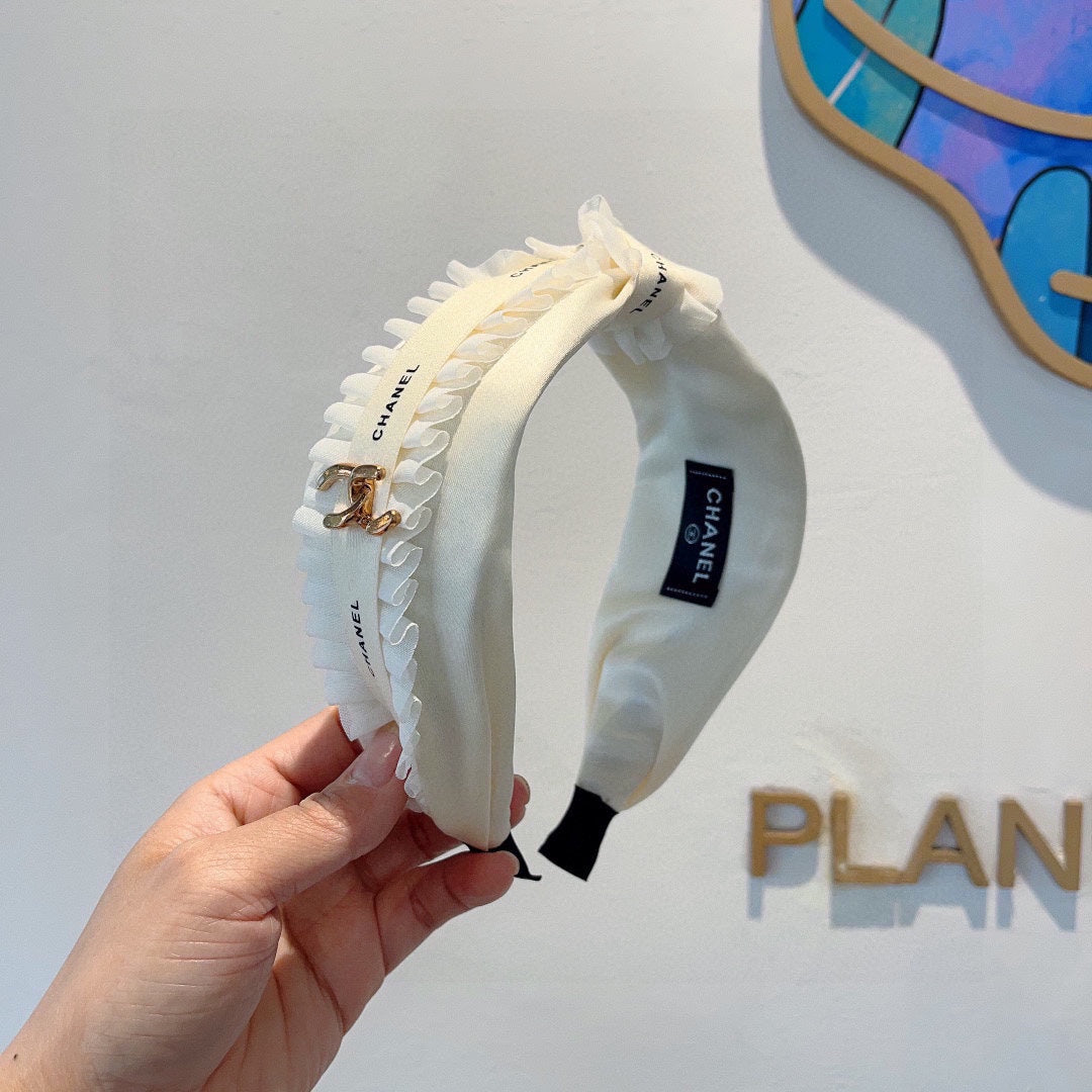 WHITE FABRIC WITH GOLD LOGO HAIRBAND 410841