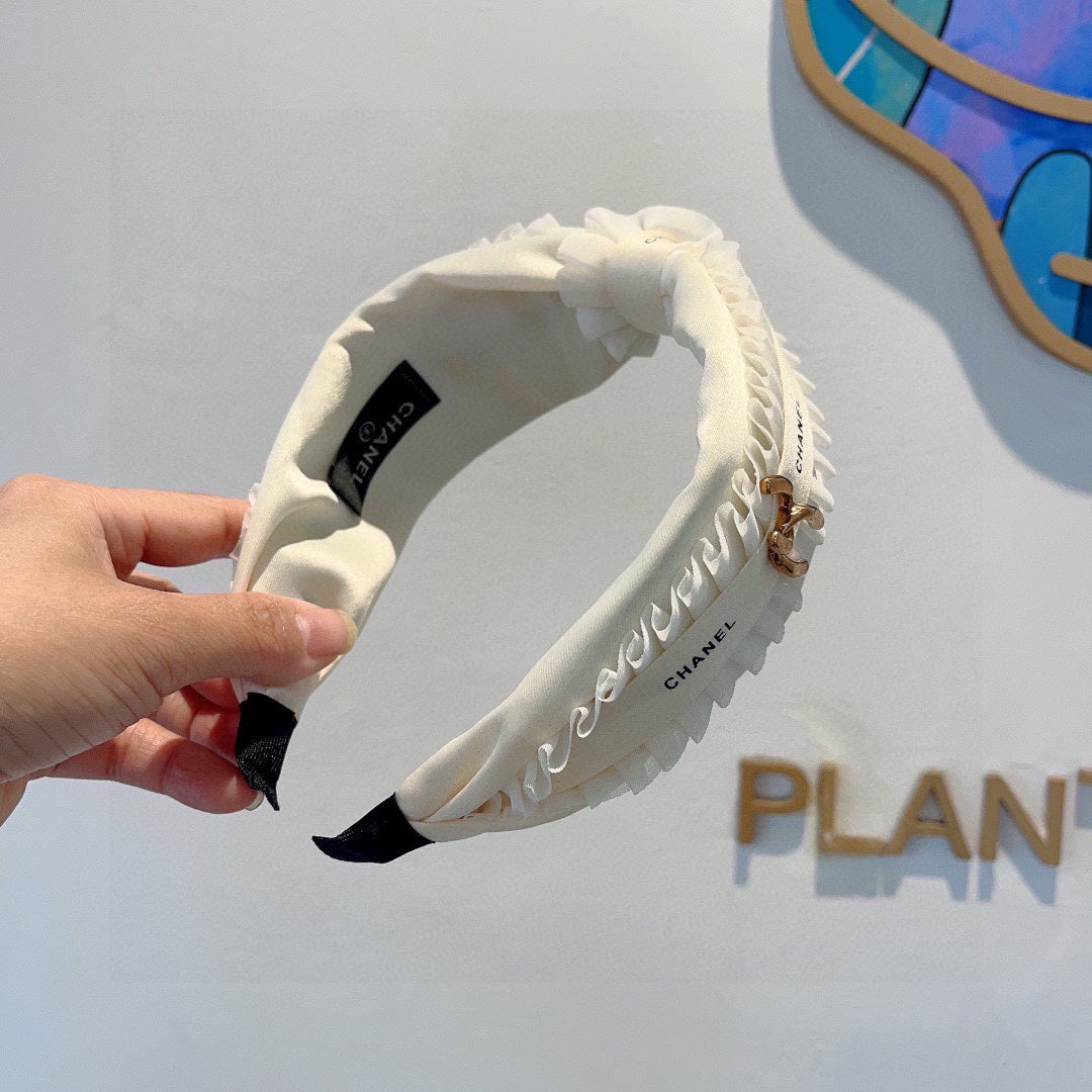 WHITE FABRIC WITH GOLD LOGO HAIRBAND 410841