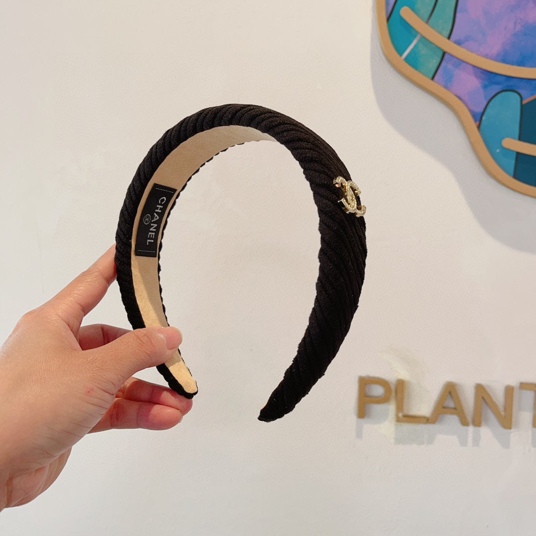 BLACK FABRIC HAIRBAND WITH GOLD LOGO 414437