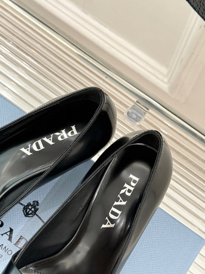 KITTEN HEEL PUMPS IN BLACK CALFSKIN