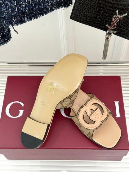 SLIDE SANDALS IN BEIGE CALFSKIN