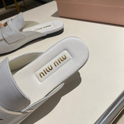 MULES SLIPPERS WHITE COWHIDE WITH GOLD COIN