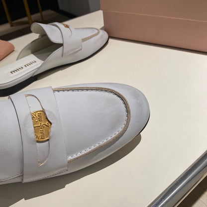 MULES SLIPPERS WHITE COWHIDE WITH GOLD COIN