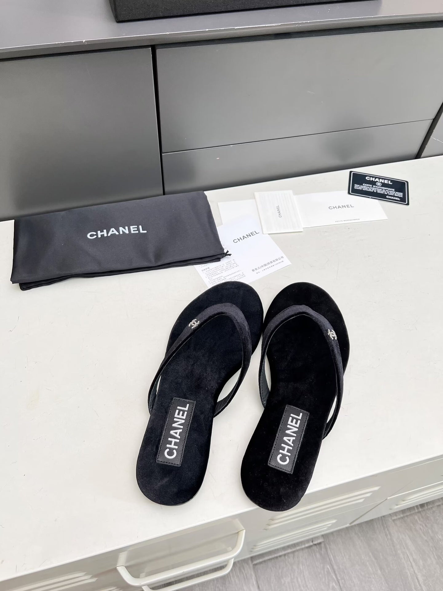 THONG SLIPPERS IN BLACK VELVET