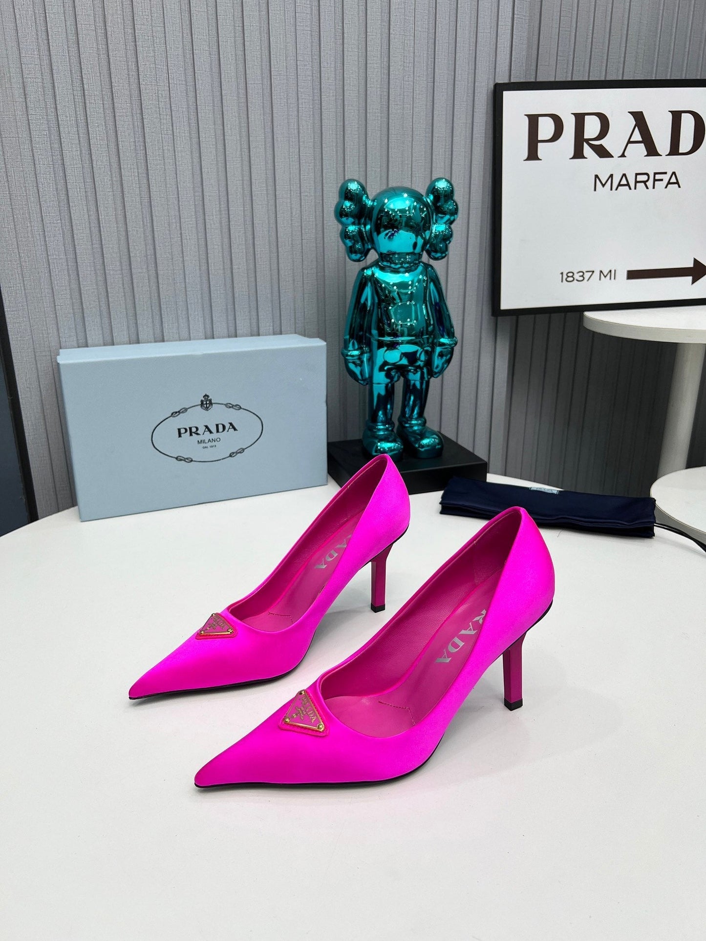 HIGH-HEEL PUMPS IN HOT PINK SATIN