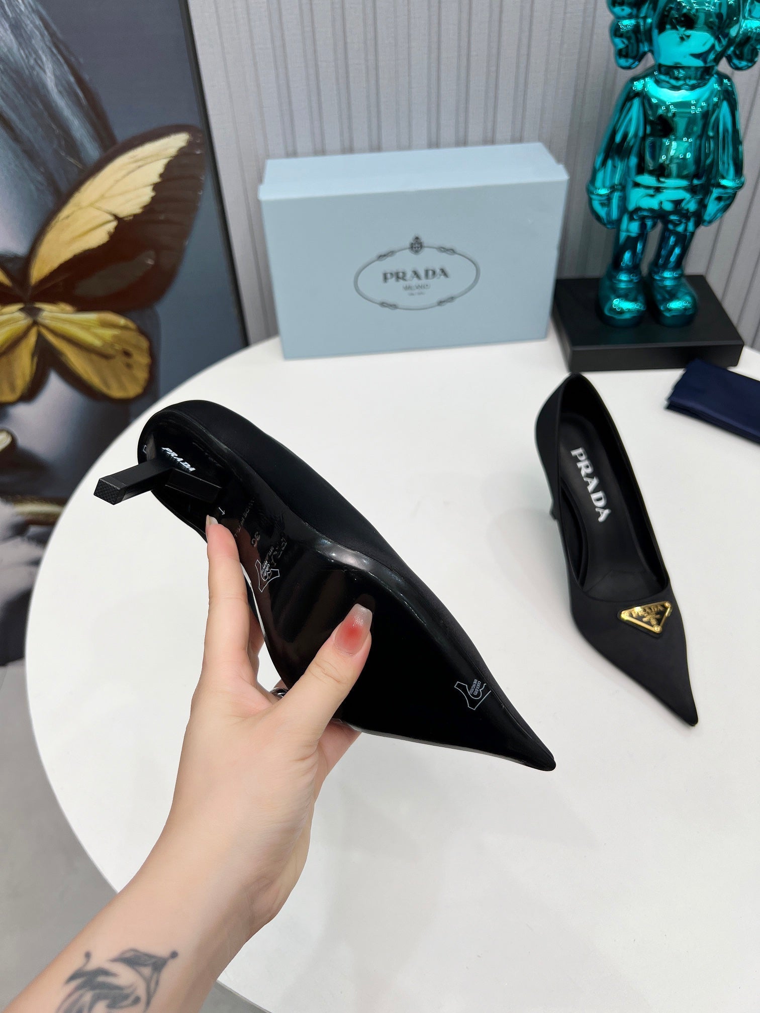 HIGH-HEEL PUMPS IN BLACK SATIN