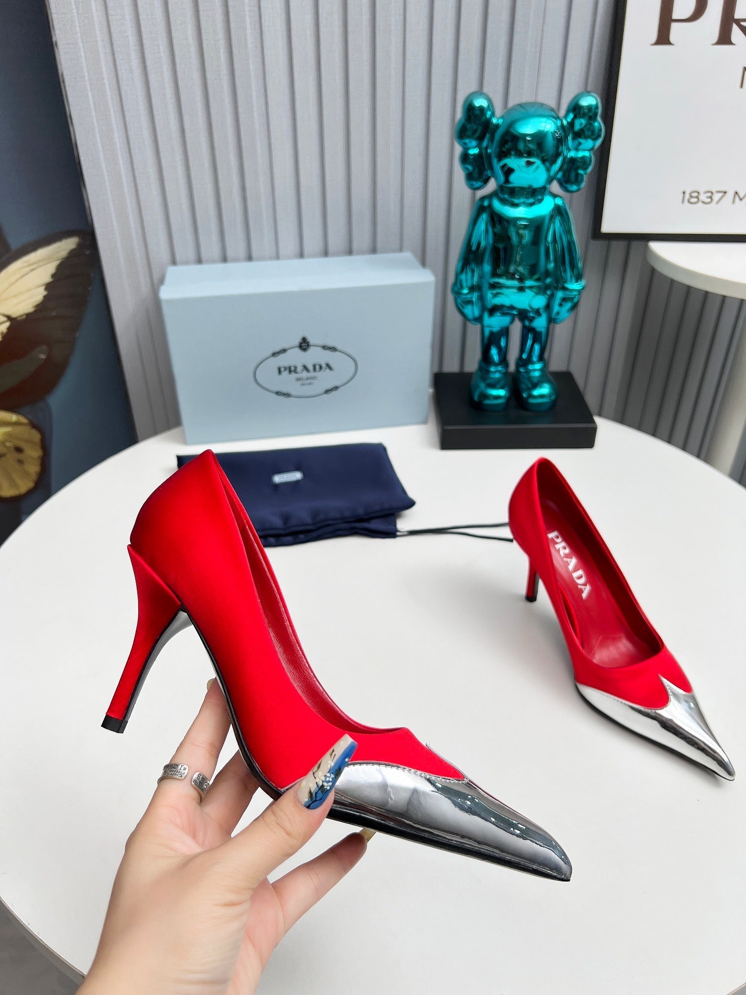 HIGH POINTED-TOE PUMPS IN RED MIX SILVER SATIN