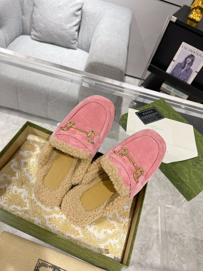HORSEBIT MULE IN SALMON PINK SUEDE AND FLEECE LINING