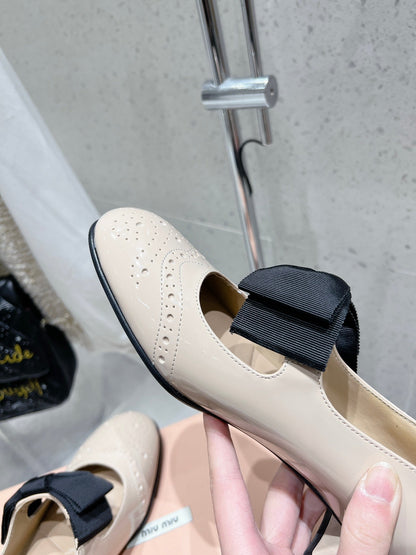MARY JANE MID HEEL PUMPS IN BEIGE PATENT LAMBSKIN WITH BOW
