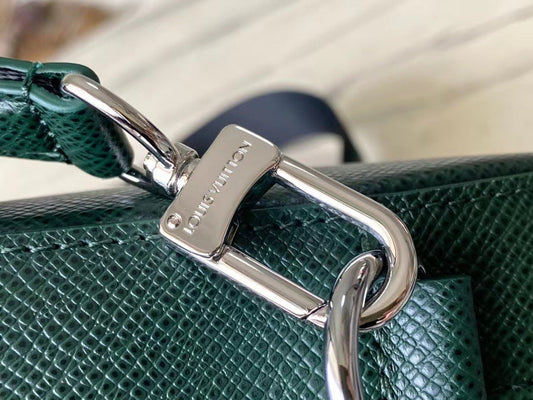  AVENUE MESSENGER 22 IN FOREST GREEN CALFSKIN