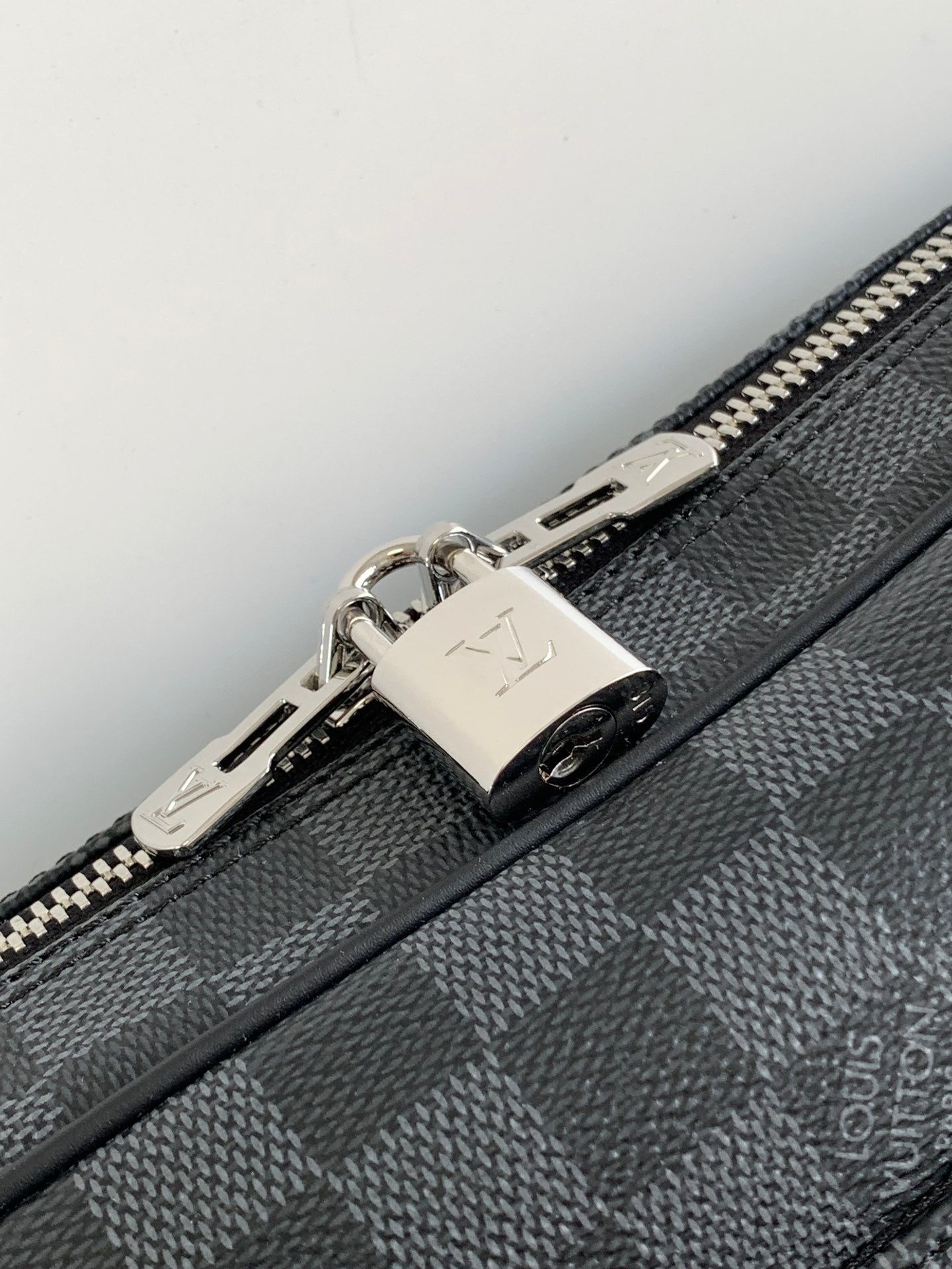 PORTE- DOCUMENTS VOYAGE NM HANDBAG 36 IN BLACK DAMIER GRAPHITE CANVAS