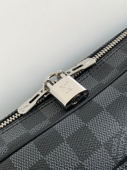 PORTE- DOCUMENTS VOYAGE NM HANDBAG 36 IN BLACK DAMIER GRAPHITE CANVAS