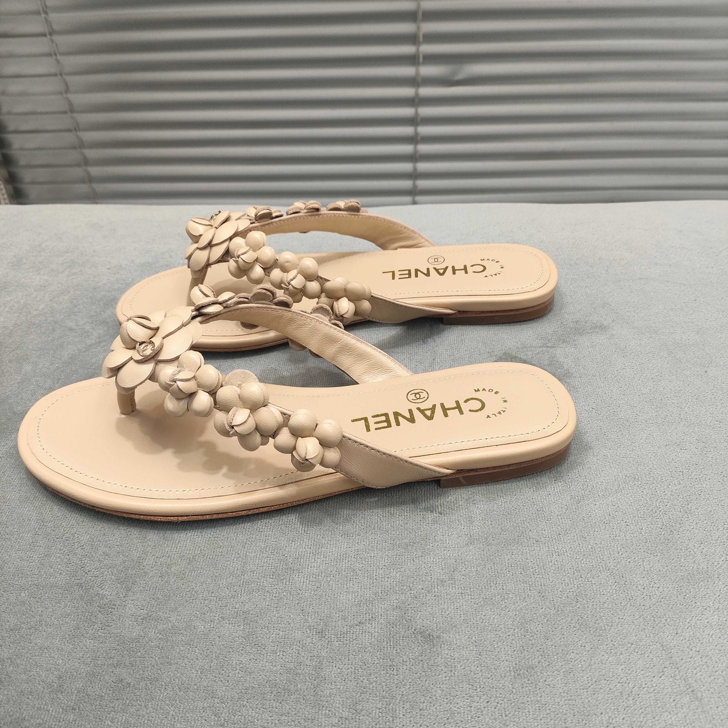 THONG SLIPPERS CAMELLIA IN BEIGE CALFSKIN