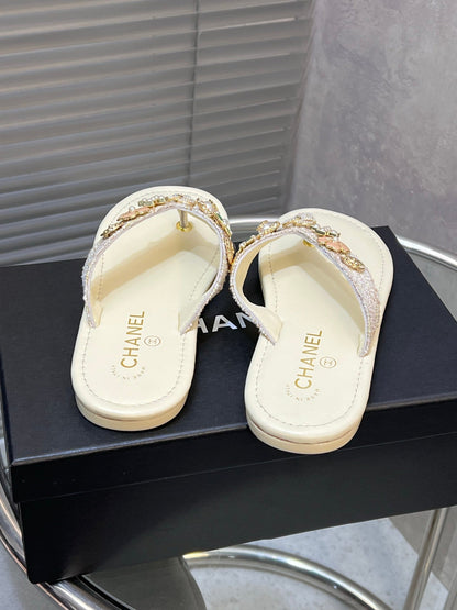 THONG SLIPPERS IN CREAM WHITE SOFT LEATHER WITH LOGO STICKER DETAIL