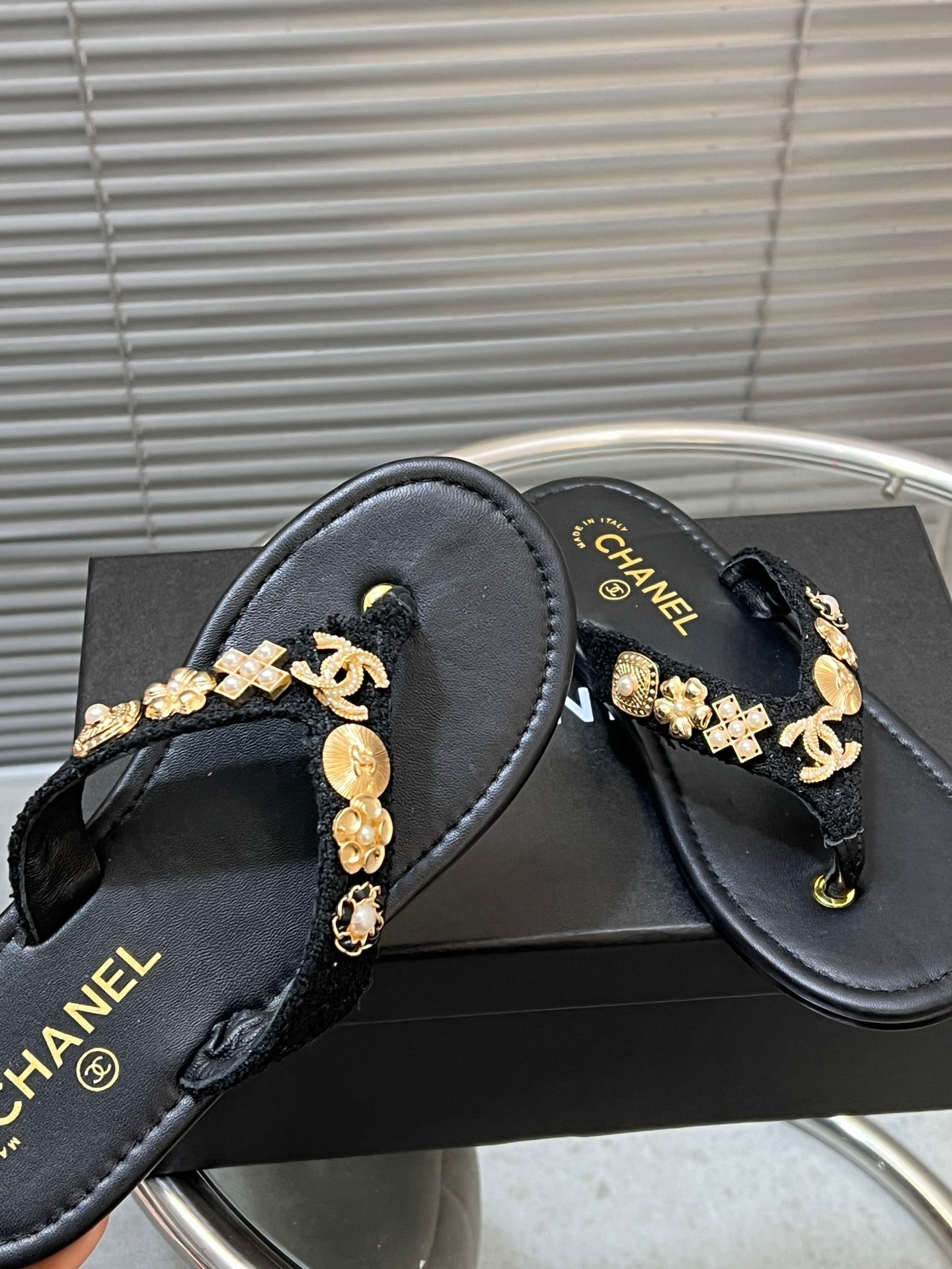 THONG SLIPPERS IN BLACK SOFT LEATHER WITH LOGO STICKER DETAIL