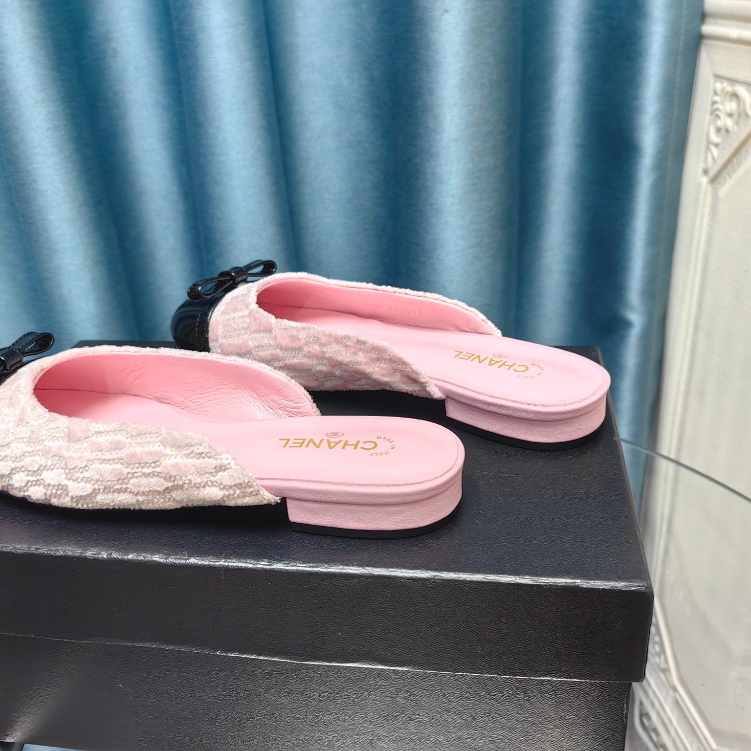 MULE IN LIGHT PINK SATIN AND BLACK LAMBSKIN