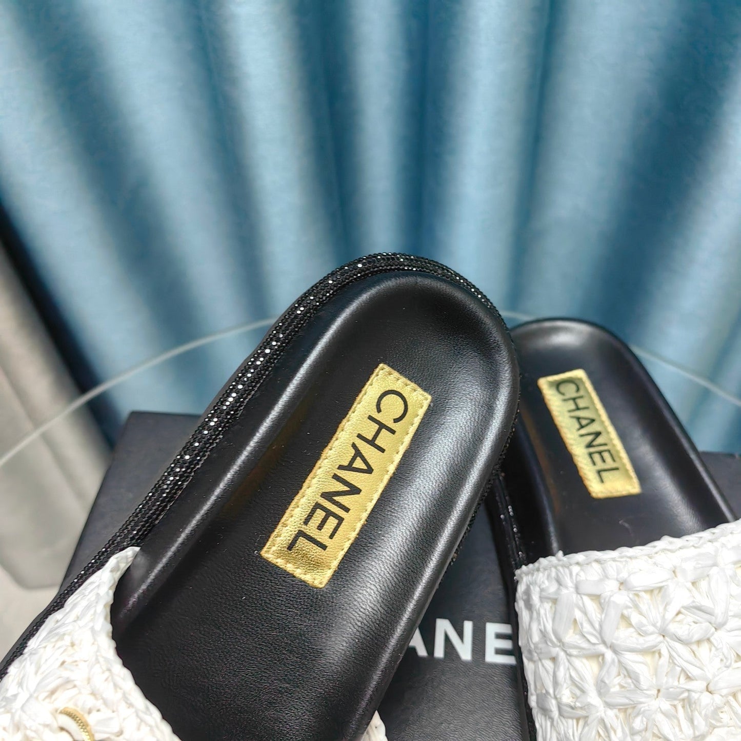 KNIT SLIPPERS IN LIGHT PINK WOVEN SATIN AND BLACK SHEEPSKIN