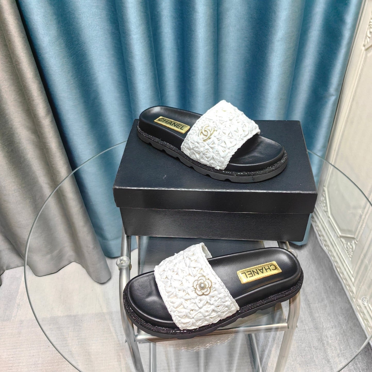 KNIT SLIPPERS IN LIGHT PINK WOVEN SATIN AND BLACK SHEEPSKIN