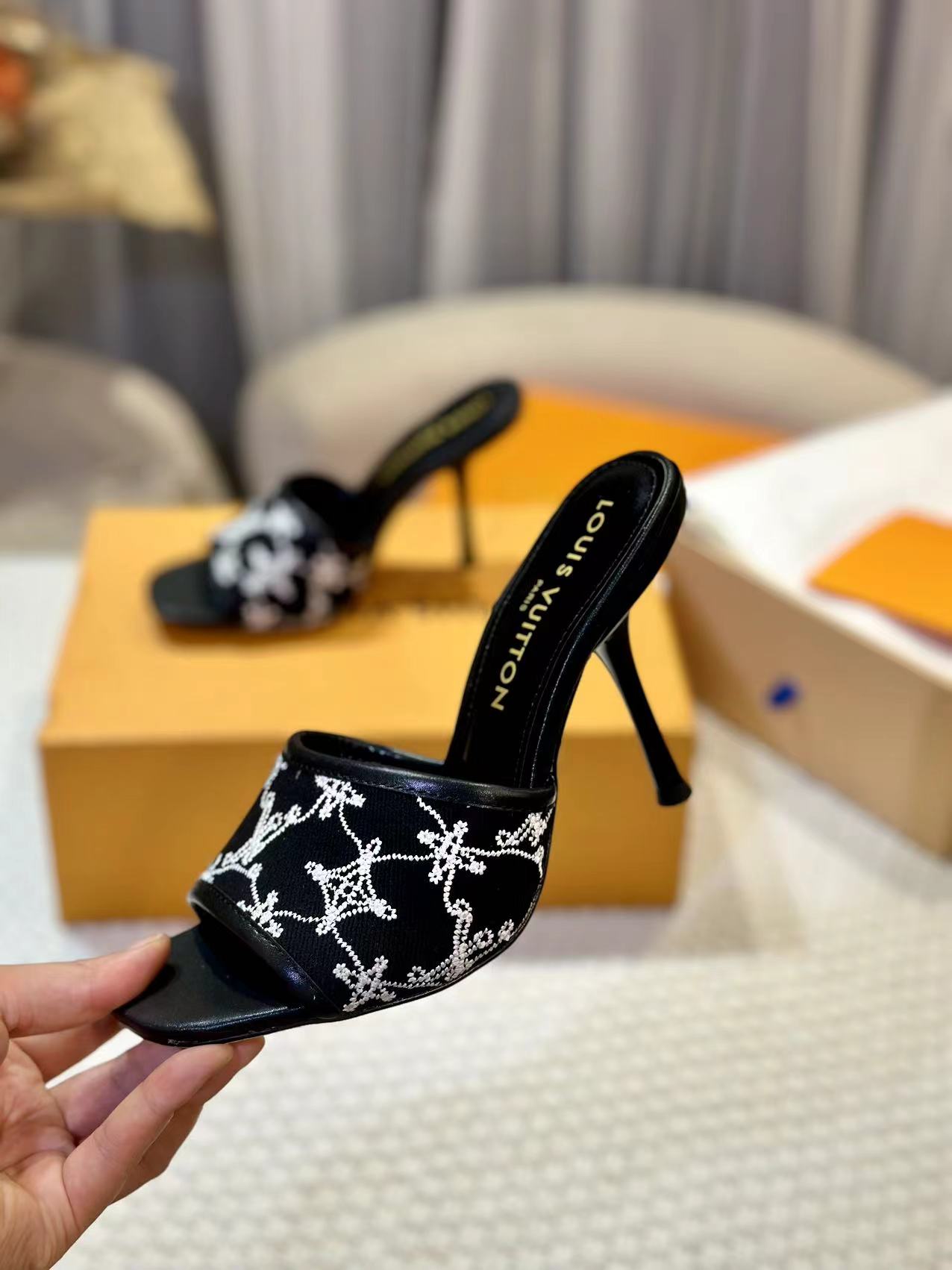 NEO REVIVAL HIGH MULE 95 MM IN BLACK EMBROIDERED FABRIC