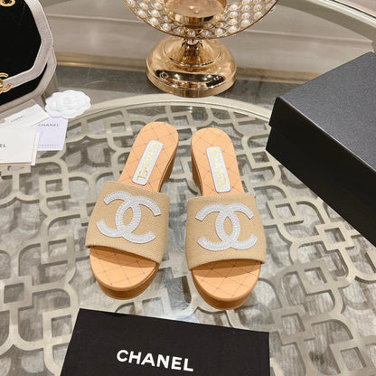 WEDGE PLATFORM IN BEIGE CREAM LAMBSKIN WITH WHITE LOGO