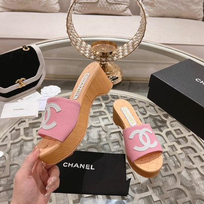 WEDGE PLATFORM IN LIGHT PINK LAMBSKIN WITH WHITE LOGO