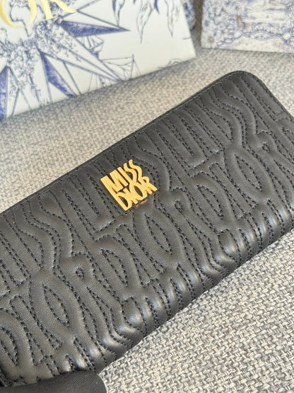 VERTICAL LONG ZIP WALLET 20 IN BLACK QUILTED ALLOVER CALFSKIN