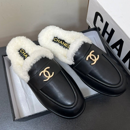 LOAFERS MULE IN BLACK CALFSKIN AND WHITE FLEECE LINING