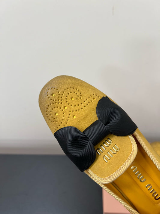 LOAFERS WITH BOW IN DUST YELLOW SUEDE