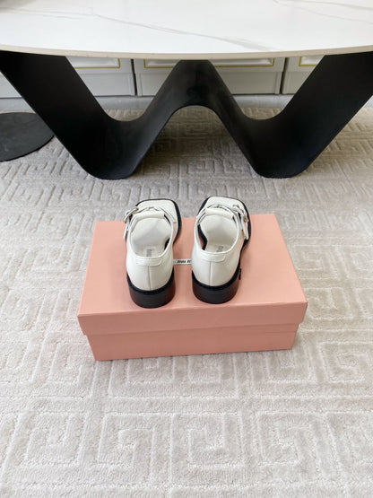 THONG SANDALS IN WHITE LAMBSKIN WITH SILVER BUCKLE