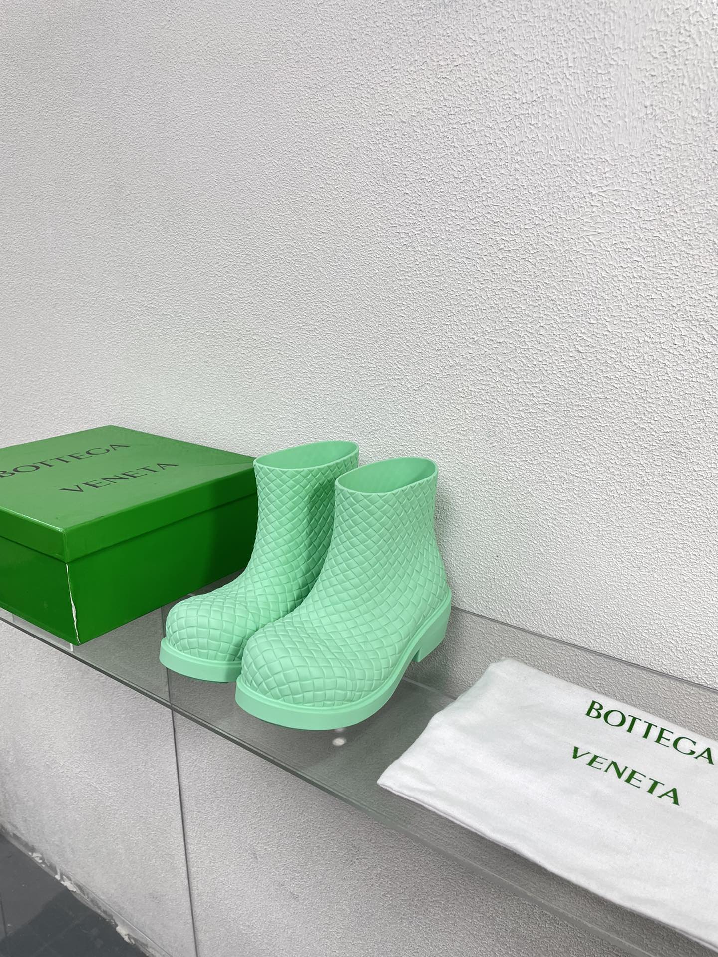 FIREMAN BOOTS IN GREEN MINT RUBBER WITH ICONIC INTRECCIO MOTIF