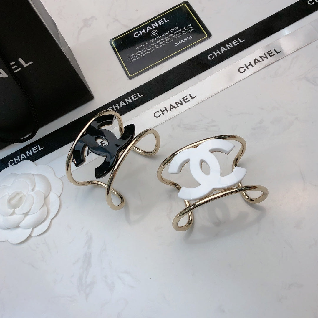DOUBLE C BRACELET IN GOLD METAL RESIN LOGO