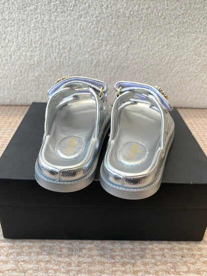 DAD SANDAL IN SILVER SHEEPSKIN MULE