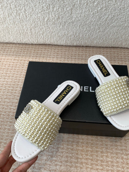 FLAT SLIDE IN WHITE LAMBSKIN WITH PEARLS