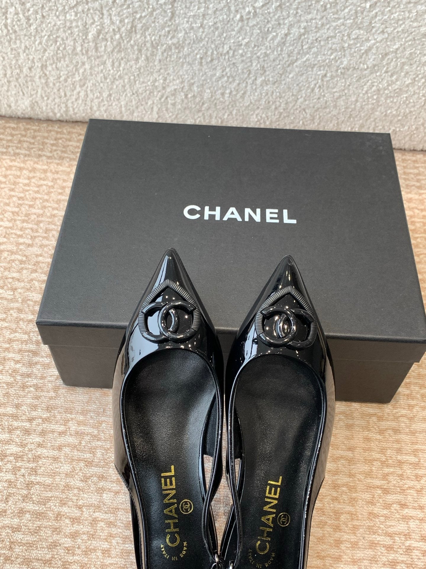 FLAT SLINGBACKS IN BLACK PATENT CALFSKIN