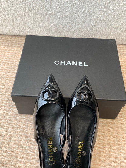 FLAT SLINGBACKS IN BLACK PATENT CALFSKIN