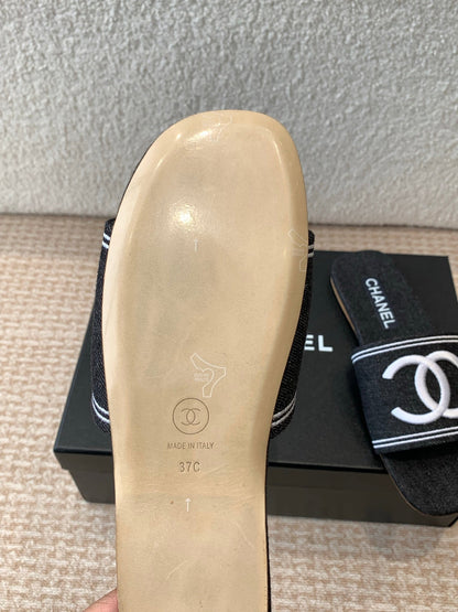 FLAT SLIDE IN BLACK DENIM WITH WHITE LOGO