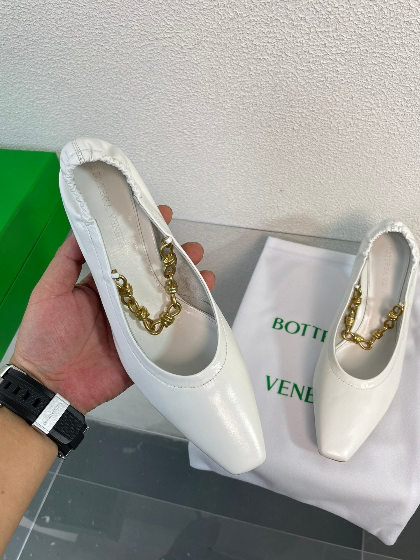 SHARP CHAIN PUMP 6 CM IN WHITE CALFSKIN