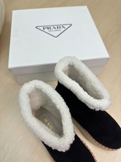 SUEDE BOOTS BLACK WITH SHEARLING LINING AND RUBBER FLATFORM SOLE