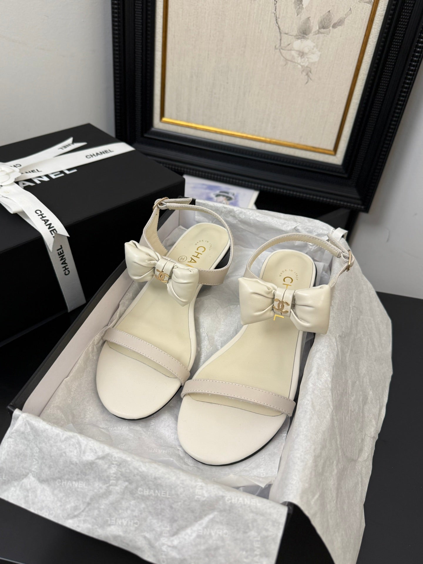 FLAT SANDALS IN WHITE CALFSKIN WITH BOW