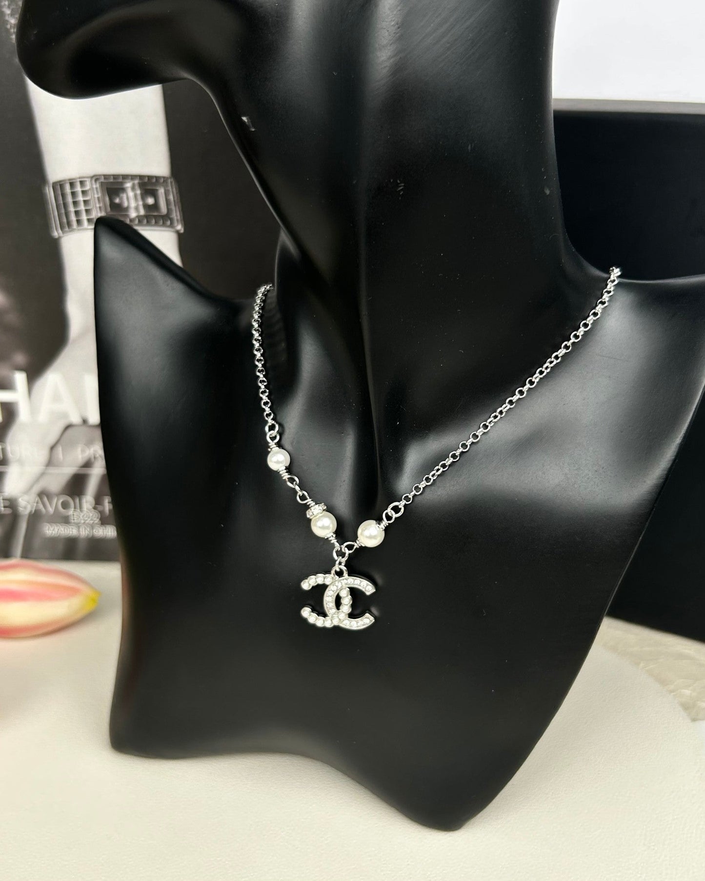 CC NECKLACE IN SILVER CHAIN WITH WHITE PEARL AND CRYSTAL EMBELLISHED LOGO