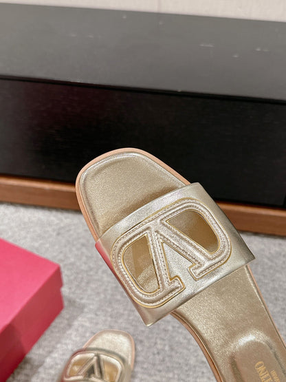 VLOGO CUT-OUT GOLD CALFSKIN SLIDE SANDAL
