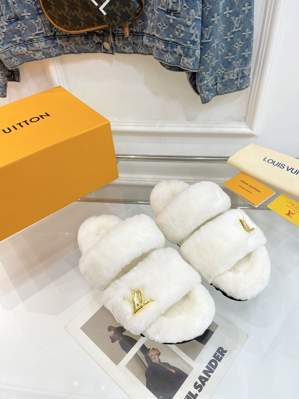 HALF MULE SLIPPERS IN WHITE FLEECE FEATURING METALLIC LOGO