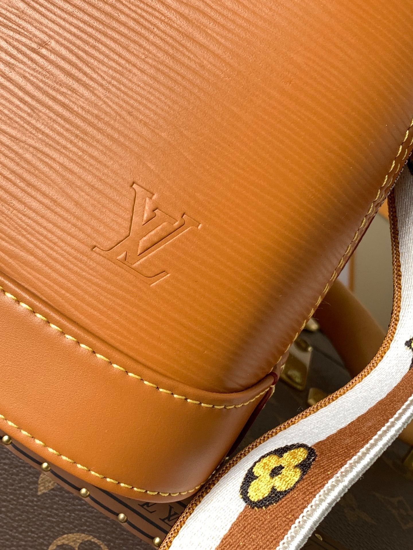 ALMA BB BAG 23 IN BRONZE BROWN GRAIN EPI COWHIDE